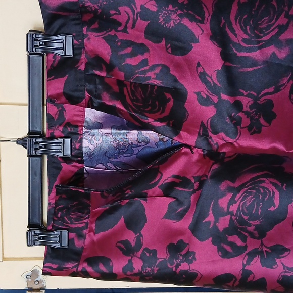 Medium Maurices Woman's Flowery Black and Magenta Skirt - Picture 9 of 9